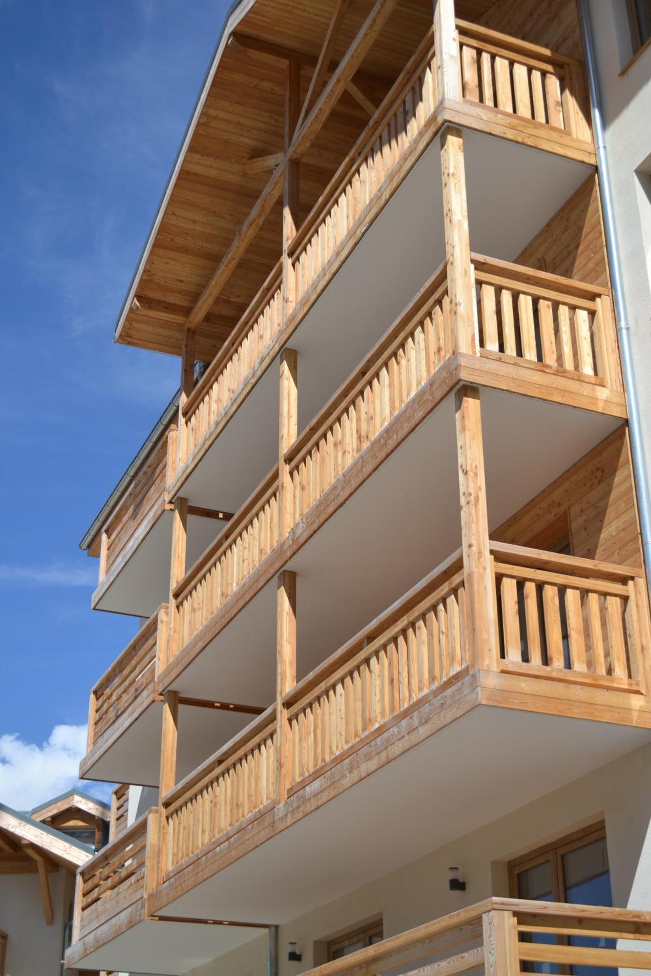 Arya - Living Stone Apartment